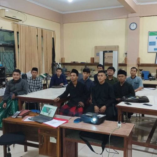 CIVITAS AKADEMIKA UMAHA MEMAKAI SARUNG DAN SONGKOK DIHARI SANTRI 2023