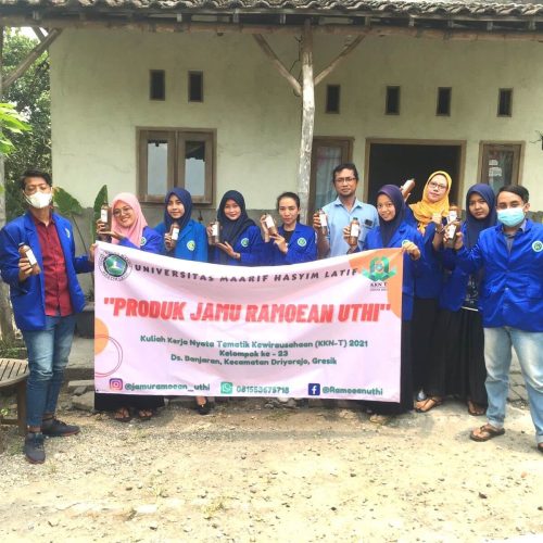 Mahasiswa KKN-T Kewirausahaan Umaha 2021 Kelompok 23 Bermitra dengan Bapak Sukirno Penjual Jamu Ramoean Uthi .